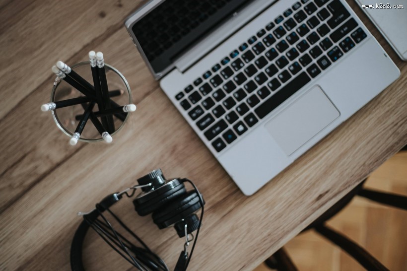 办公桌摆放的笔记本电脑图片大全