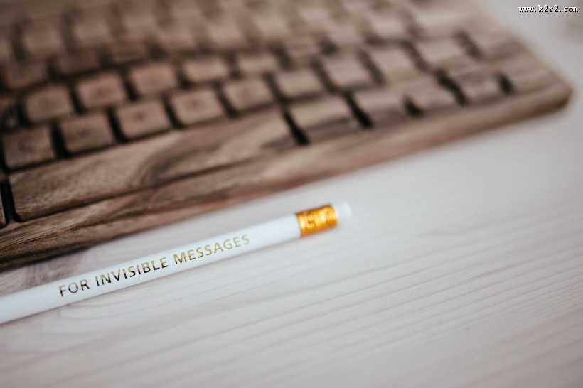 木制键盘的特写图片