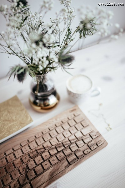 木制键盘的特写图片