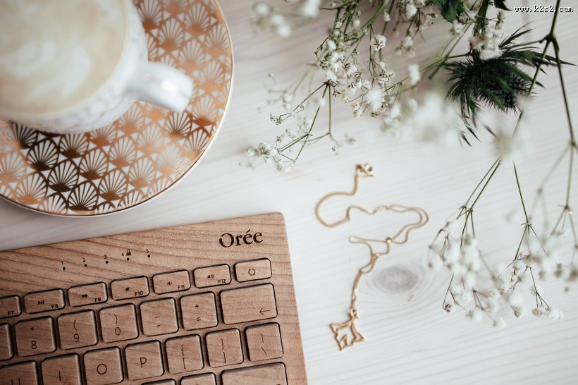 木制键盘的特写图片