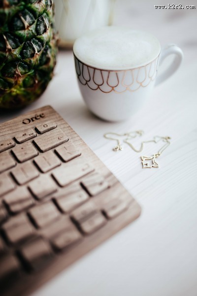 木制键盘的特写图片