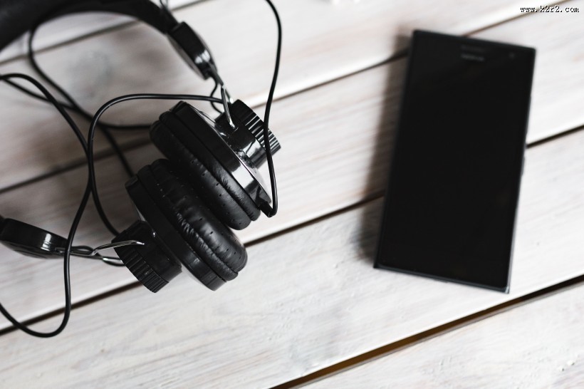黑色耳机的摆放图片