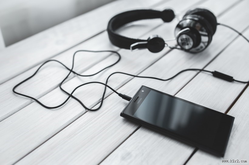 黑色耳机的摆放图片