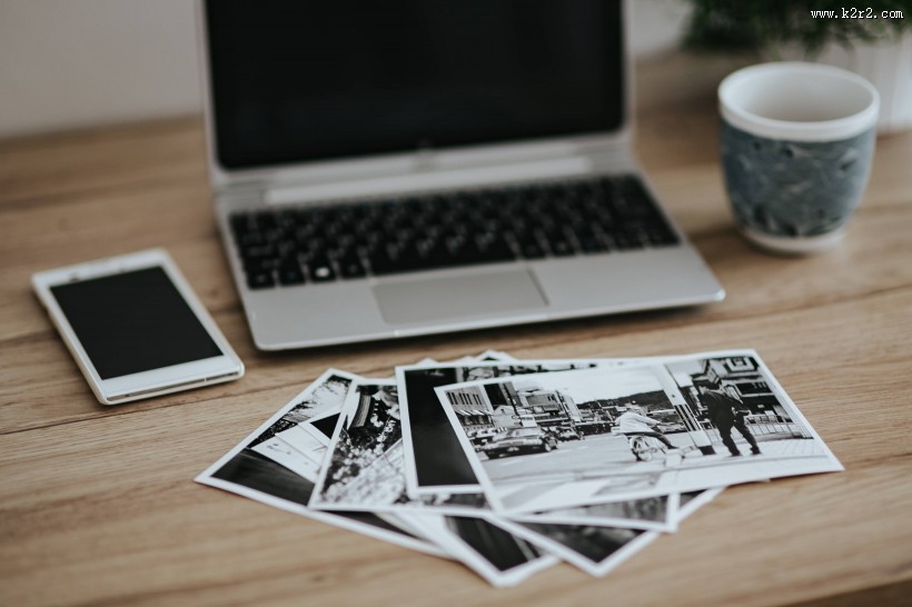 苹果笔记本电脑放在桌上的图片