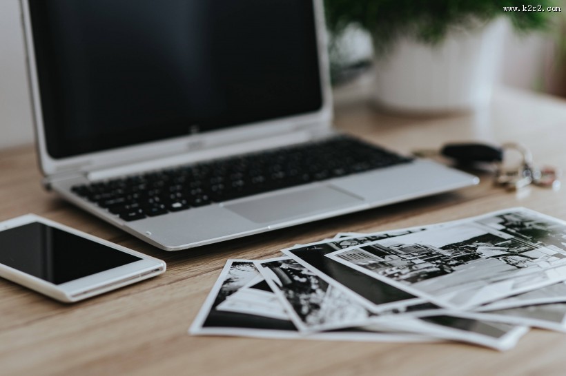 苹果笔记本电脑放在桌上的图片
