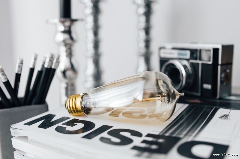 放在桌子上的铅笔图片