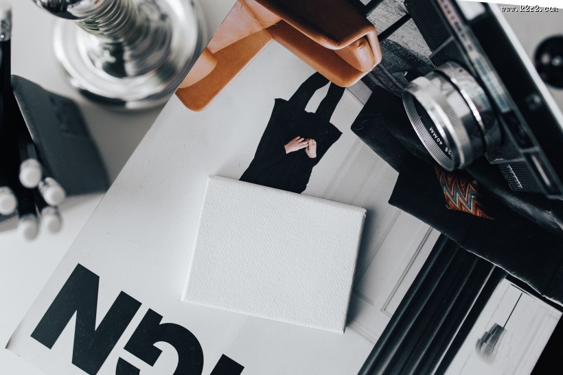 放在桌子上的铅笔图片