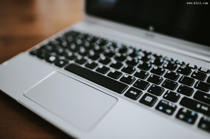 放在桌上的银色笔记本图片