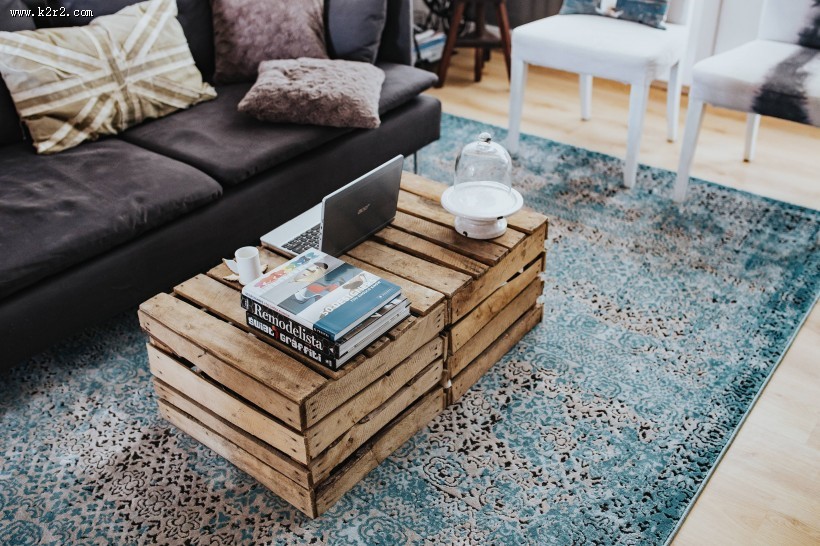 苹果笔记本电脑放在木桌上的图片