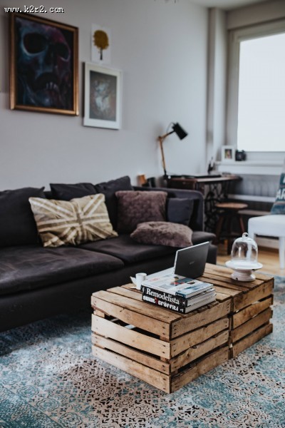 苹果笔记本电脑放在木桌上的图片