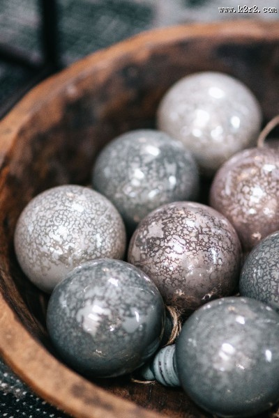 摆在桌上的圣诞球图片