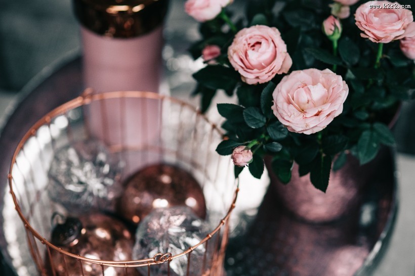 摆在桌上的圣诞球图片