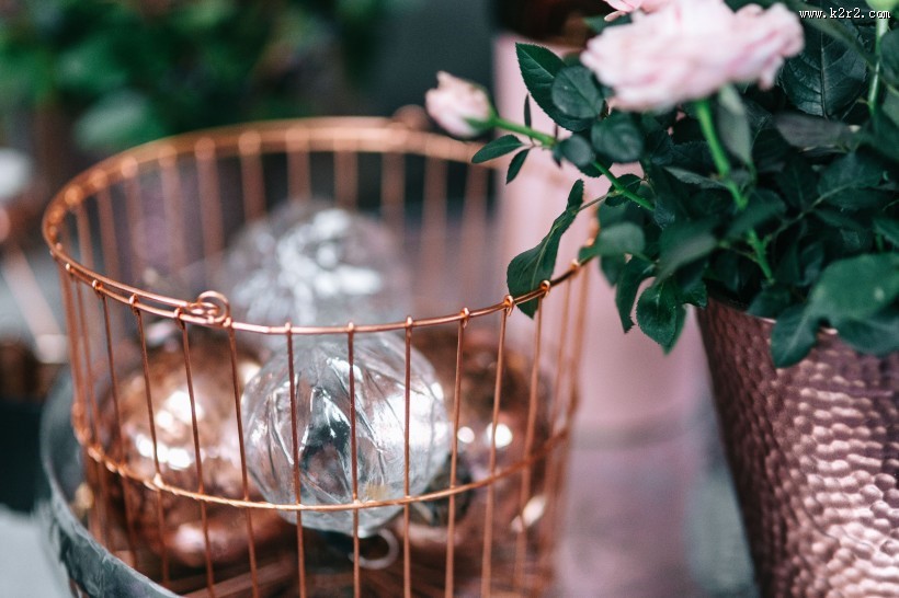 摆在桌上的圣诞球图片