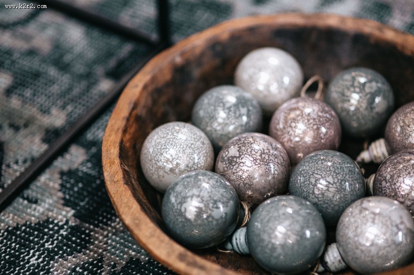 摆在桌上的圣诞球图片