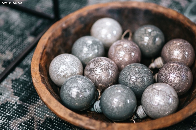 摆在桌上的圣诞球图片