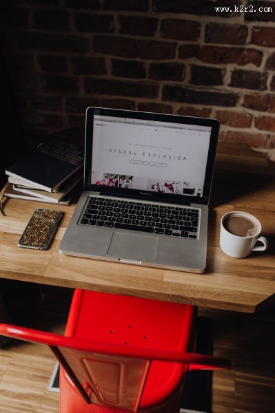 放在桌面上的苹果笔记本电脑图片大全