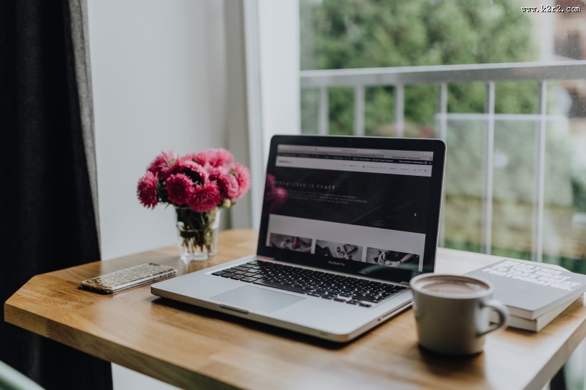 放在桌面上的苹果笔记本电脑图片大全