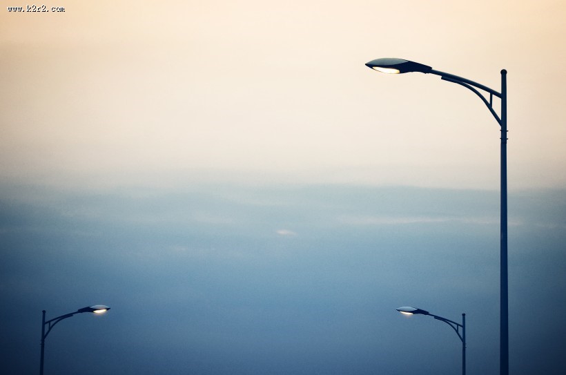 照亮黑夜的灯的图片