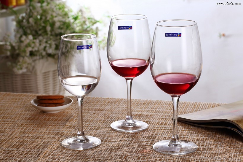 透明的高脚红酒杯图片