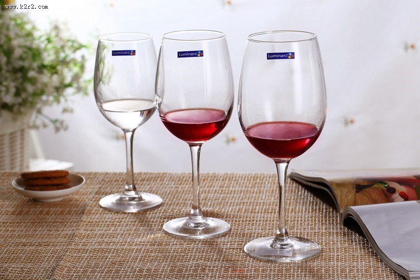 透明的高脚红酒杯图片