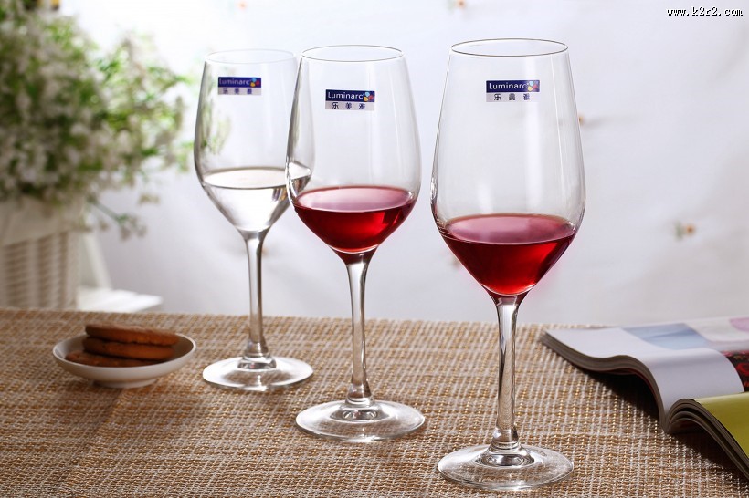 透明的高脚红酒杯图片