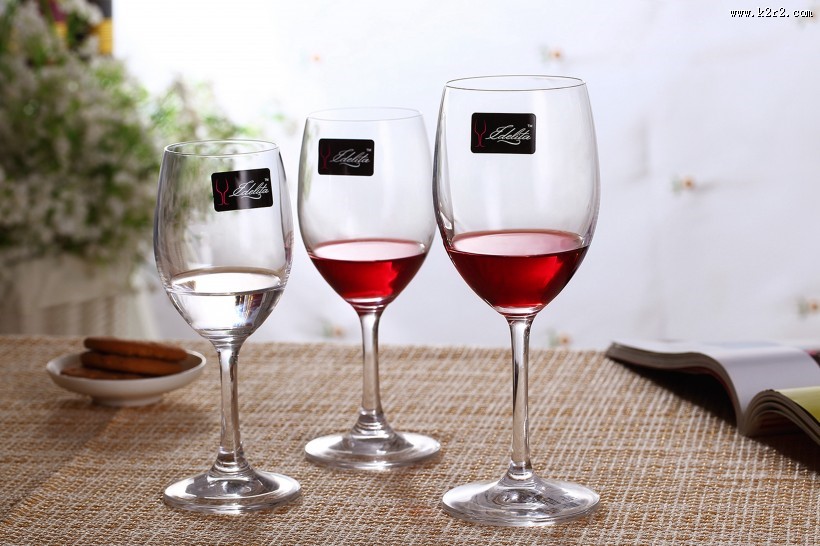 透明的高脚红酒杯图片