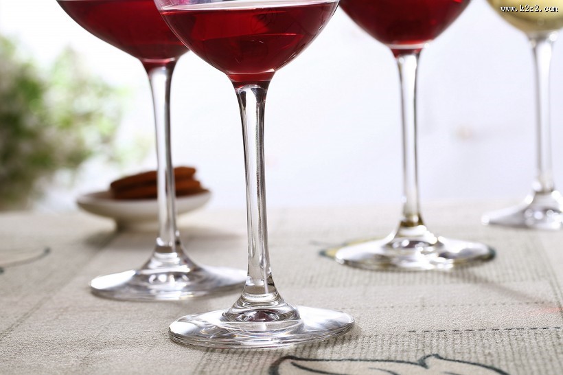 透明的高脚红酒杯图片