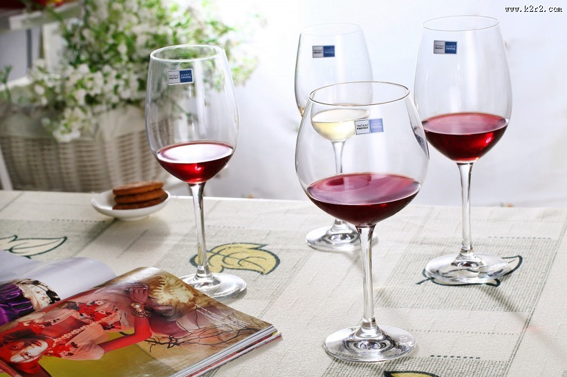 透明的高脚红酒杯图片