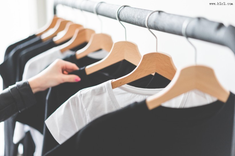 挂在衣架上的衣服图片