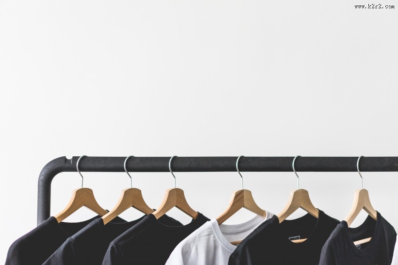 挂在衣架上的衣服图片