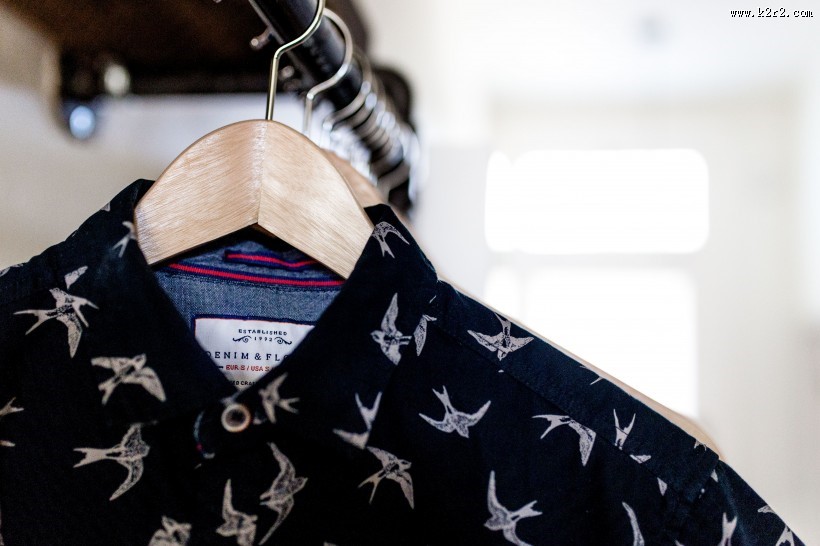 挂在衣架上的衣服图片