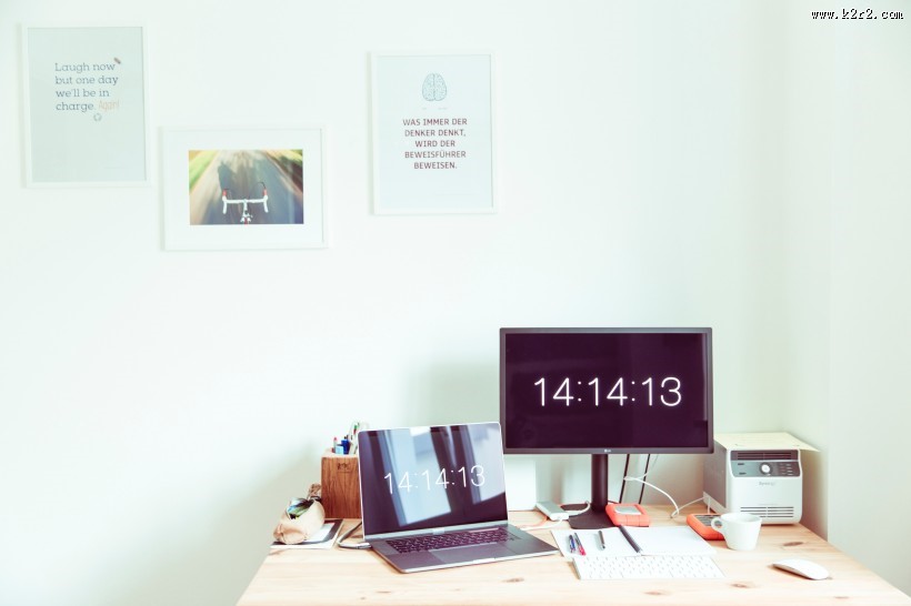 屏幕上显示着时间的电脑图片