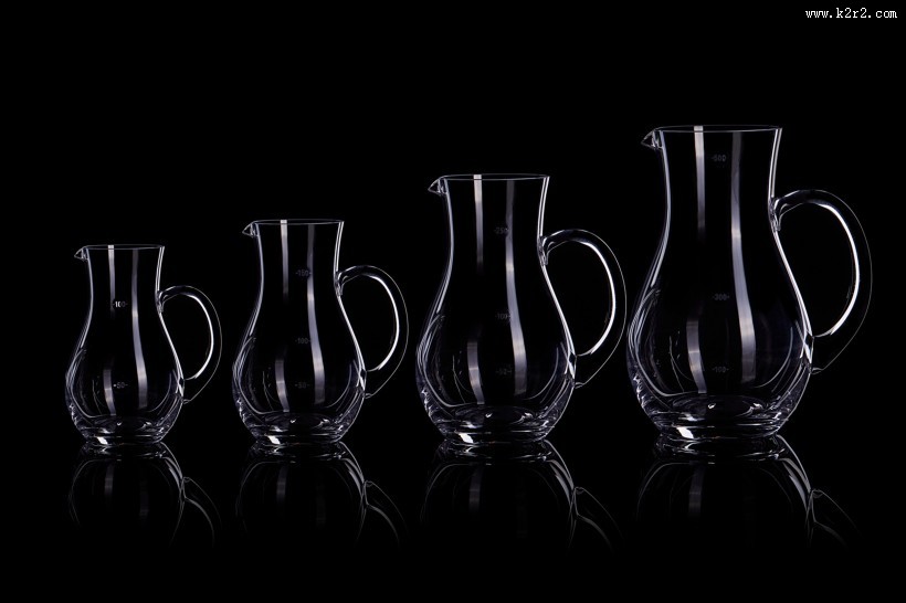 黑色背景透明红酒杯图片