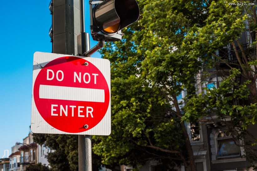 指引路人的指示牌图片