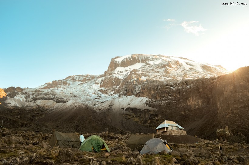 搭在户外的帐篷图片