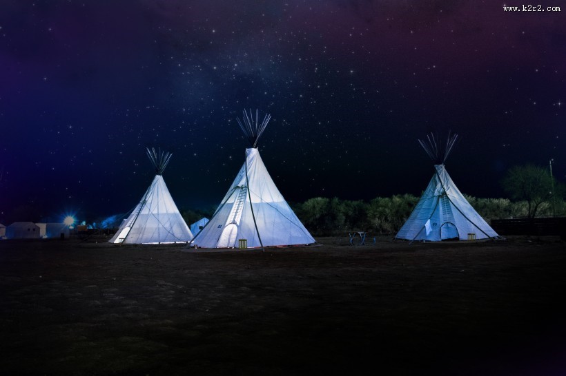 搭在户外的帐篷图片