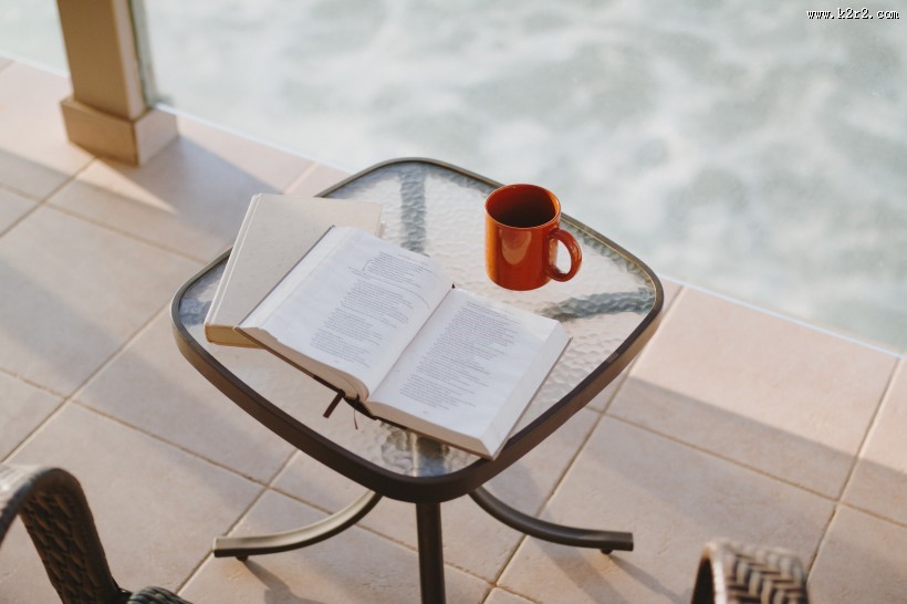 放在桌上的书本图片大全