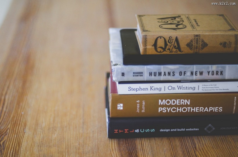 放在桌上的书本图片大全