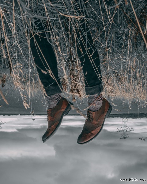 男士脚上的皮鞋图片