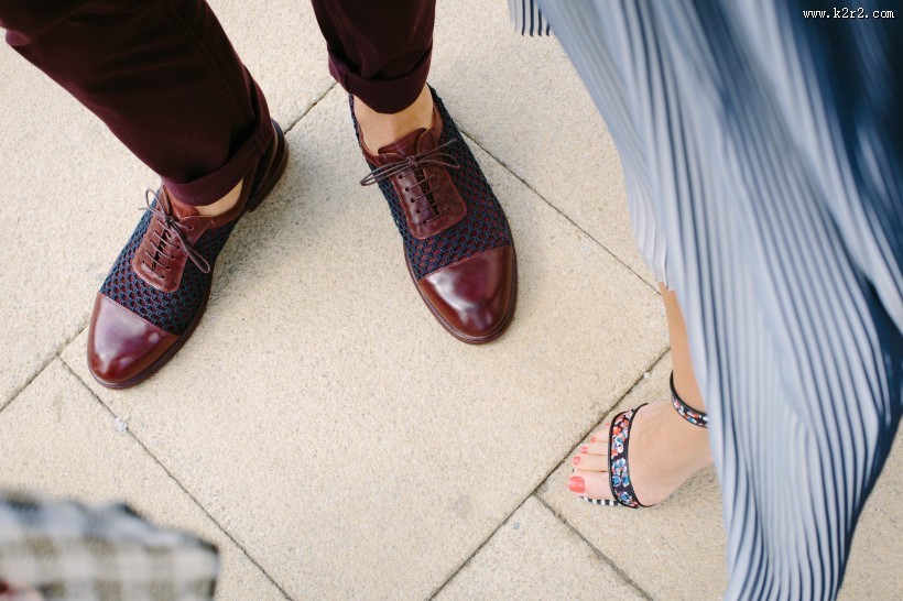 男士脚上的皮鞋图片