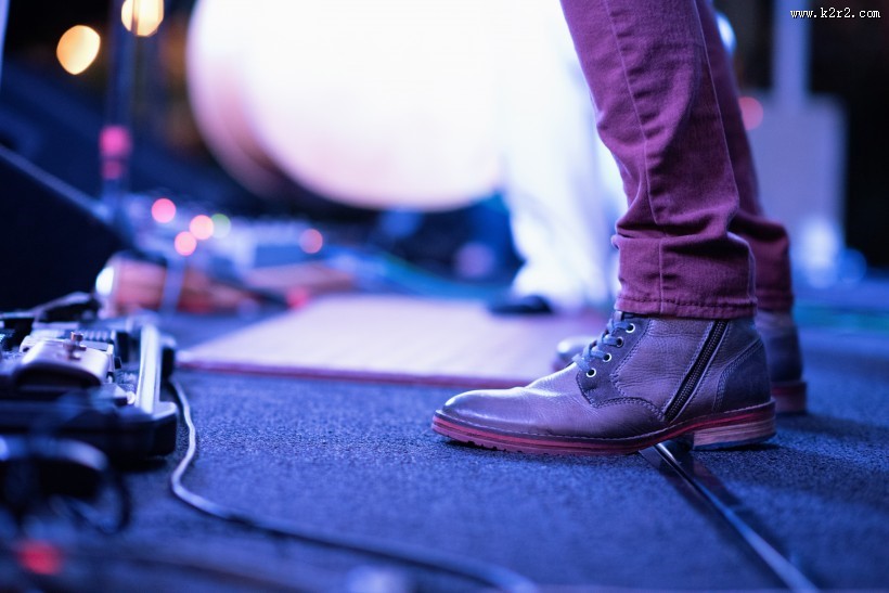 男人脚上的皮鞋图片