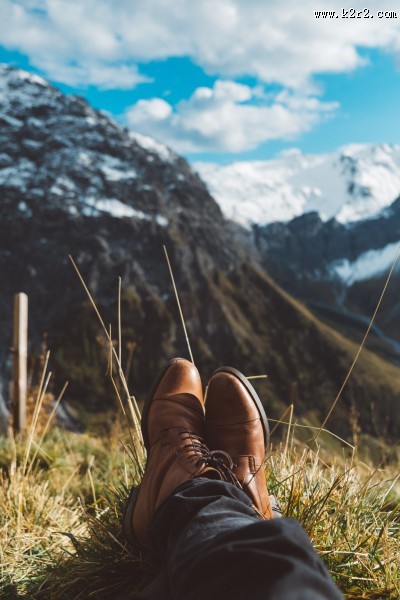 男人脚上的皮鞋图片