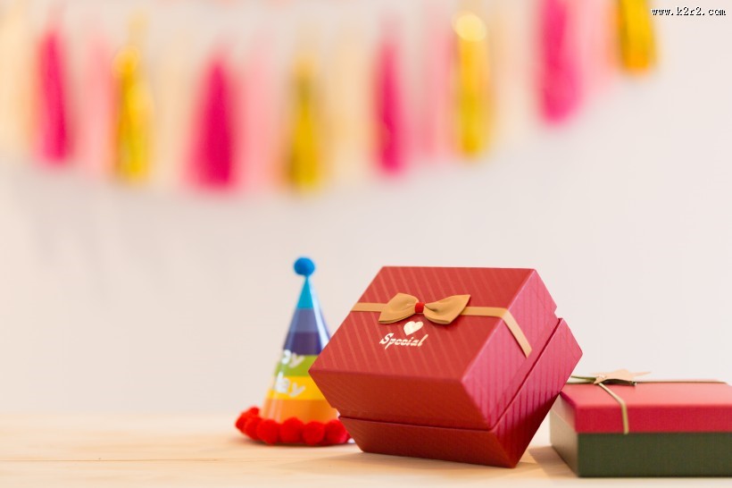 可爱的红色生日礼物图片