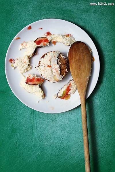 放有美食的白色西餐盘图片