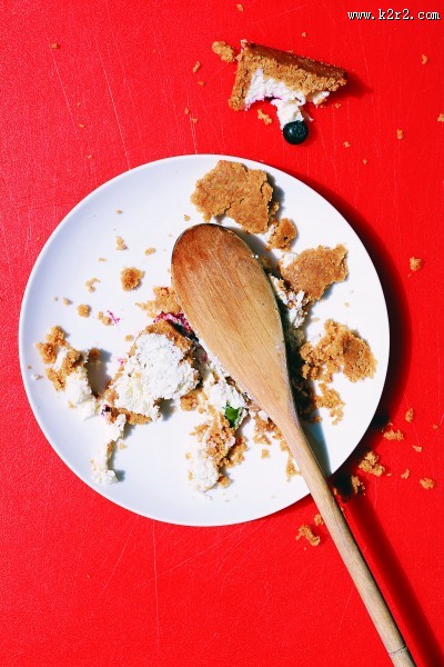 放有美食的白色西餐盘图片