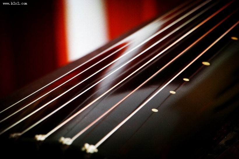 优雅的古琴图片