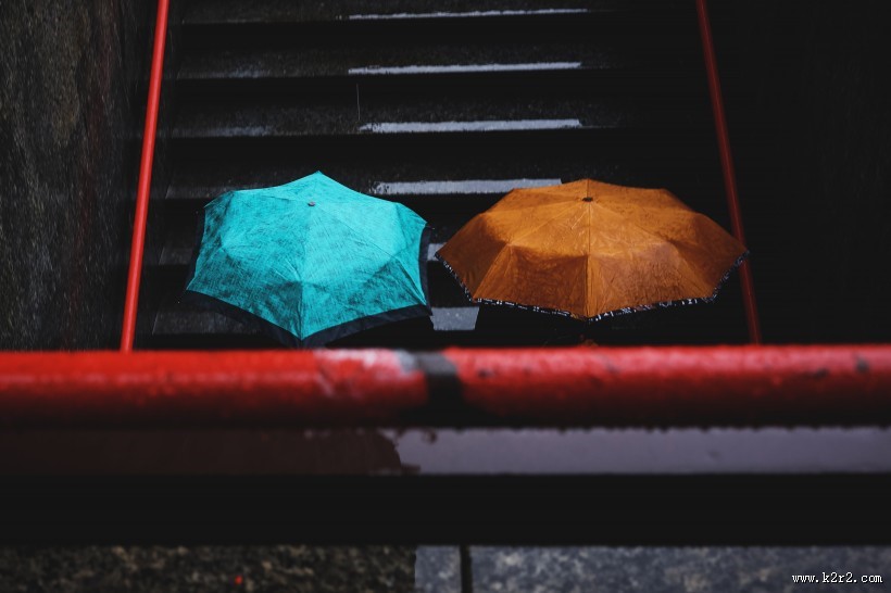 颜色各异的雨伞图片大全