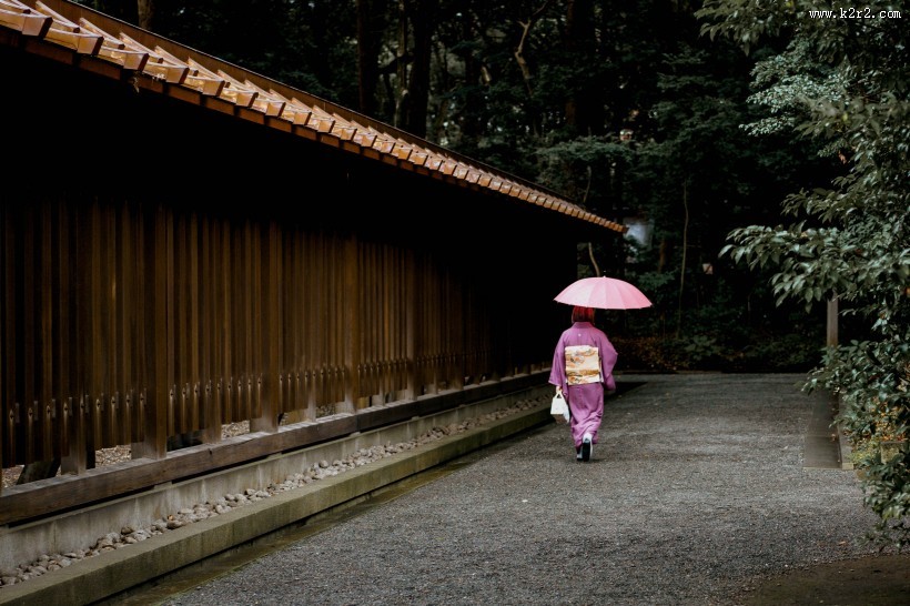 手里撑着伞的人图片大全