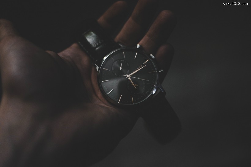 戴在手腕上的机械手表图片