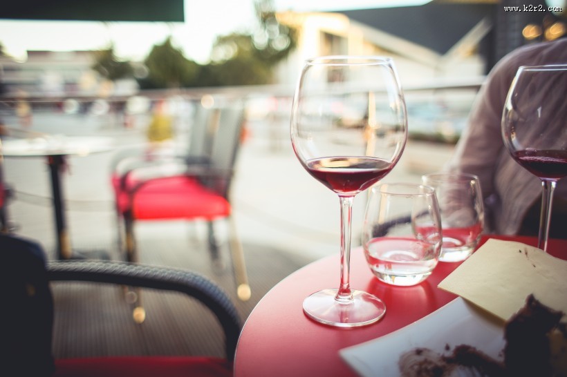 有情调的高脚杯图片